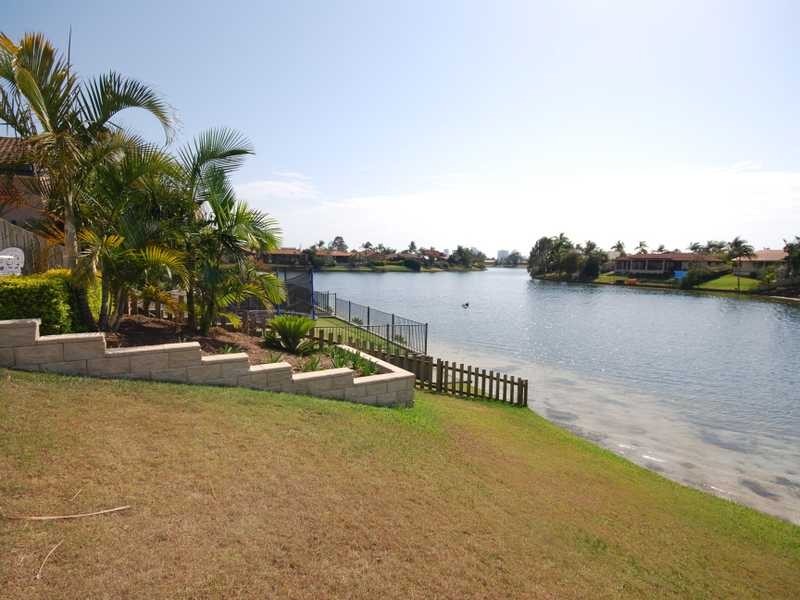 15 Peninsula Court, Mermaid Waters QLD 4218