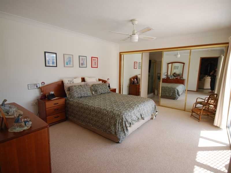 15 Peninsula Court, Mermaid Waters QLD 4218