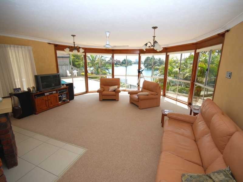 15 Peninsula Court, Mermaid Waters QLD 4218