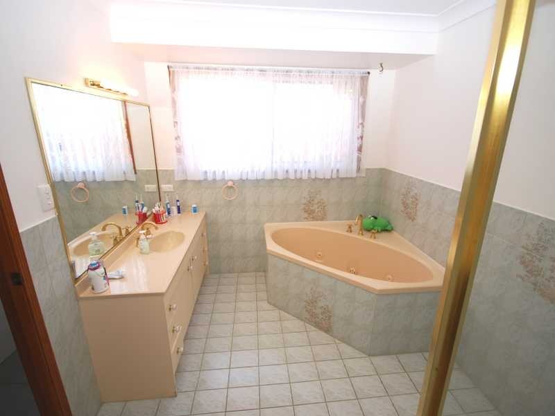 15 Peninsula Court, Mermaid Waters QLD 4218