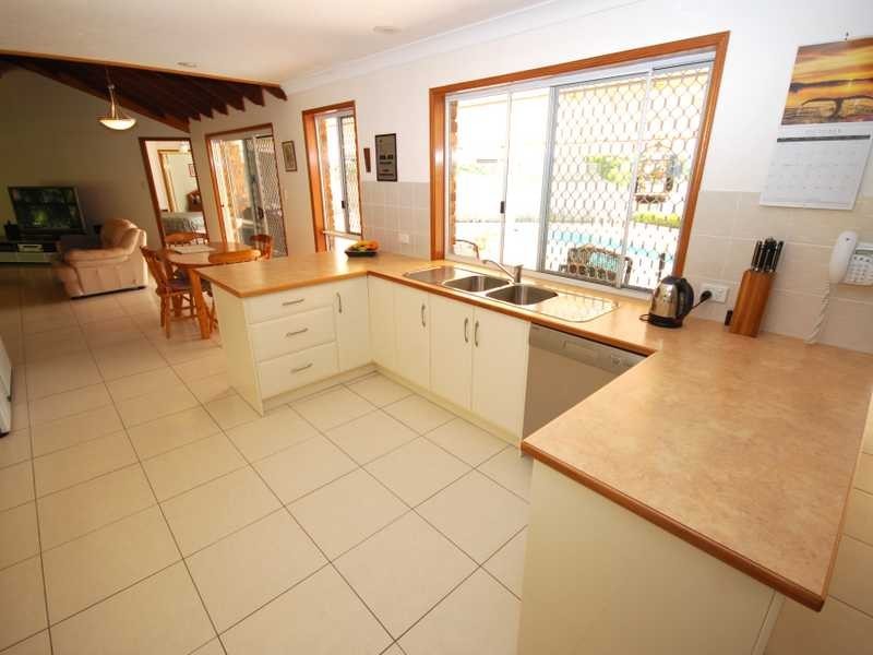 15 Peninsula Court, Mermaid Waters QLD 4218