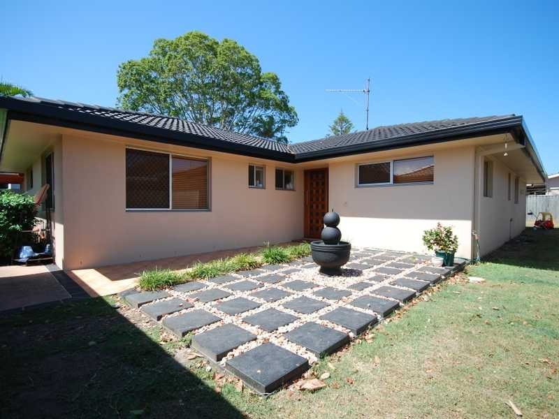 19 Clinton Ave, Burleigh Waters QLD 4220