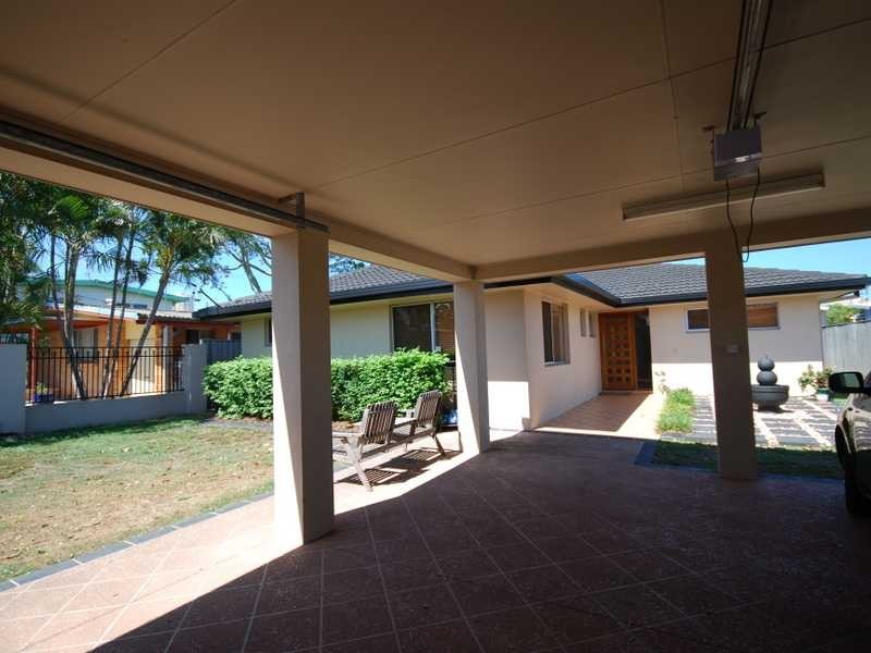 19 Clinton Ave, Burleigh Waters QLD 4220