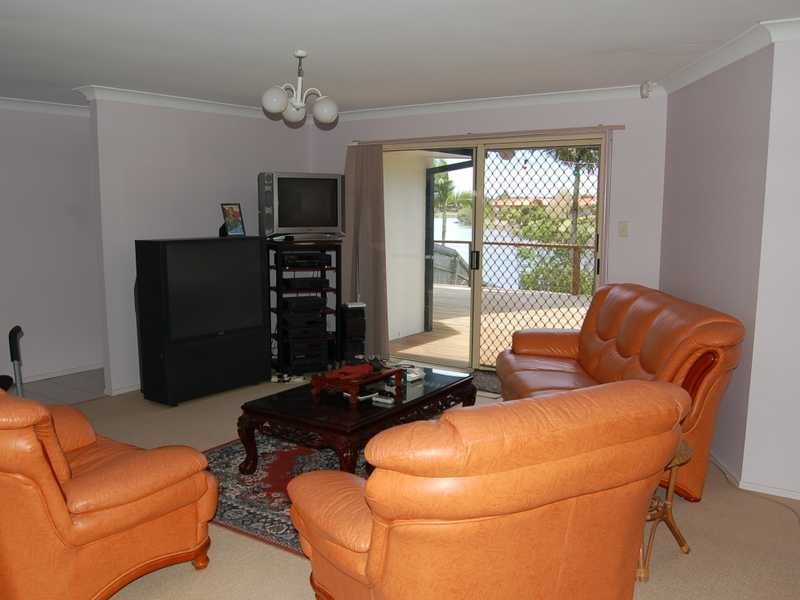 5 Cumberland Dr, Varsity Lakes QLD 4227