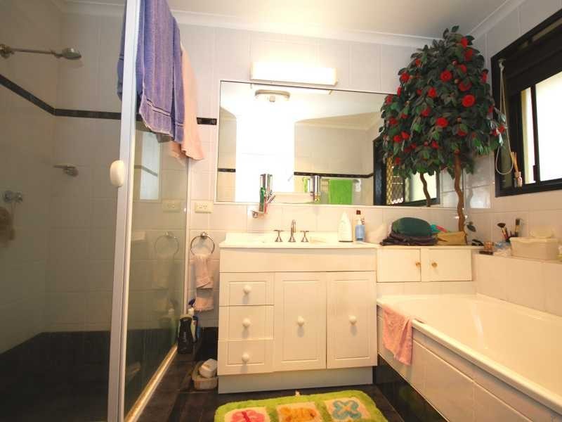 39 Razorbill St, Burleigh Waters QLD 4220