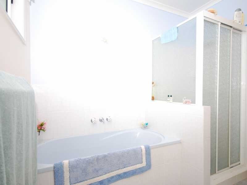 1 Seafoam Cl, Varsity Lakes QLD 4227
