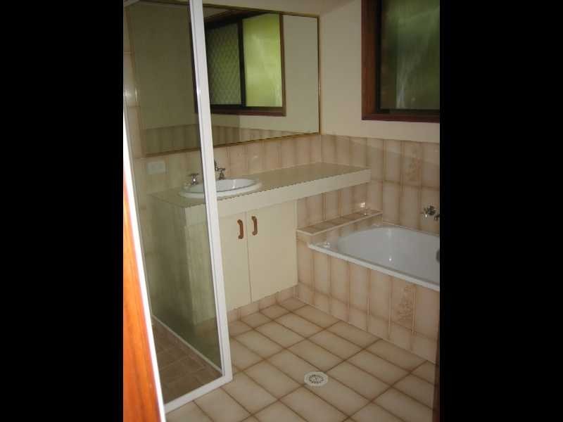 11 Cuckoo Crescent, Burleigh Waters QLD 4220