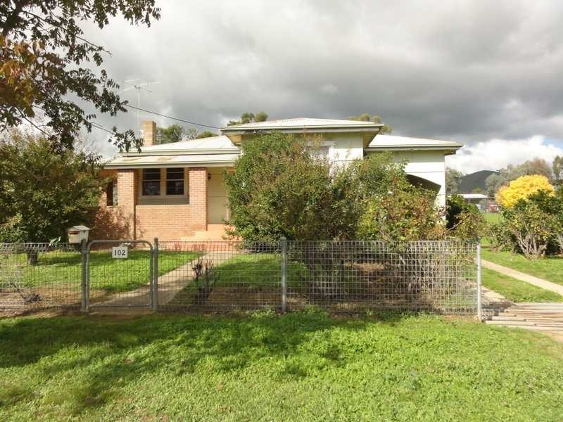 102 Mount Street, Gundagai NSW 2722
