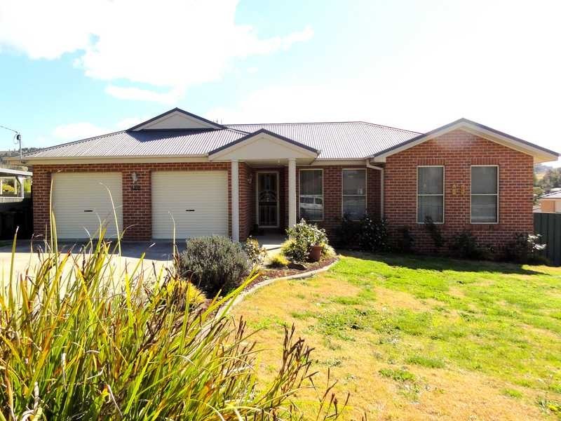 140 West Street, Gundagai NSW 2722