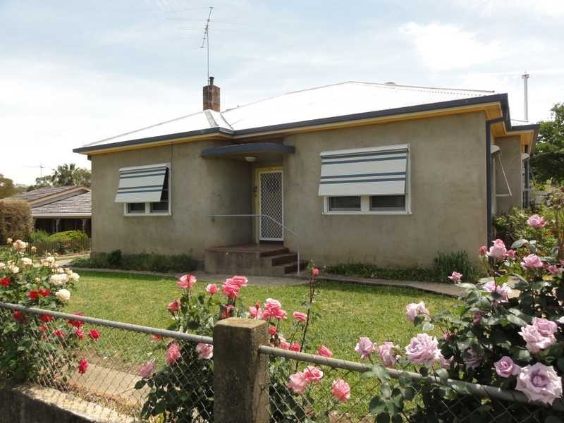 147 Hanley Street, Gundagai NSW 2722