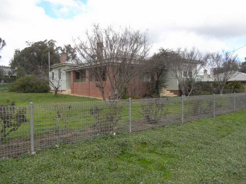 102 Mount Street, Gundagai NSW 2722