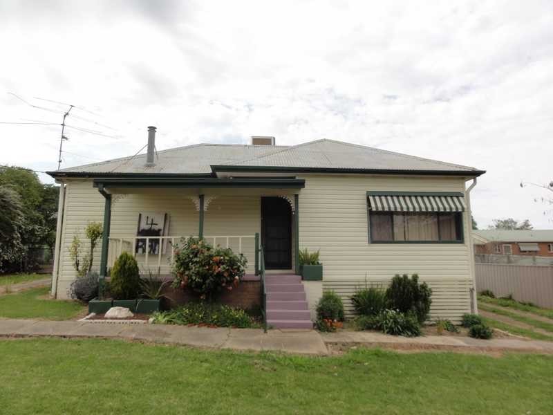 51 West Street, Gundagai NSW 2722