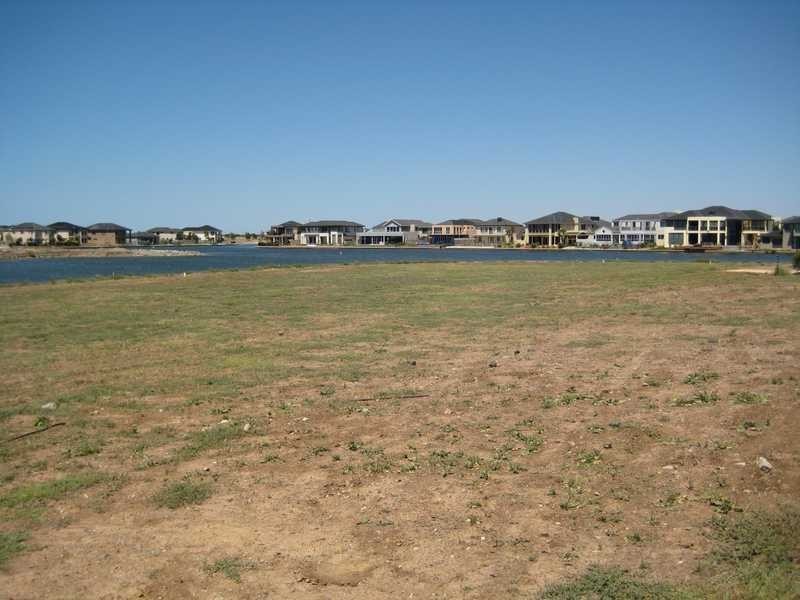 16 Watersedge Cove, Sanctuary Lakes VIC 3030