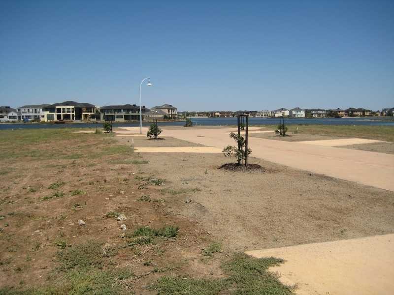 16 Watersedge Cove, Sanctuary Lakes VIC 3030