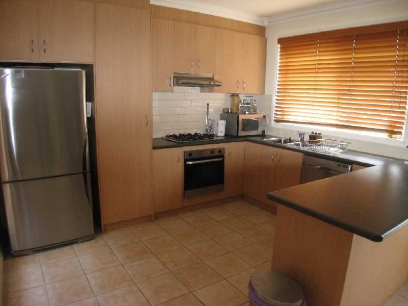 2/11 Stenhouse Avenure, Brooklyn VIC 3012