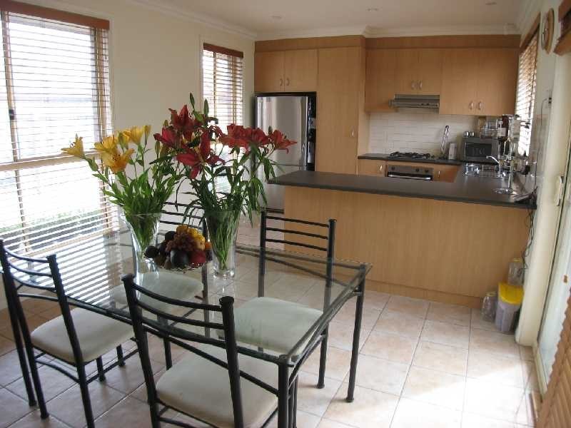 2/11 Stenhouse Avenure, Brooklyn VIC 3012