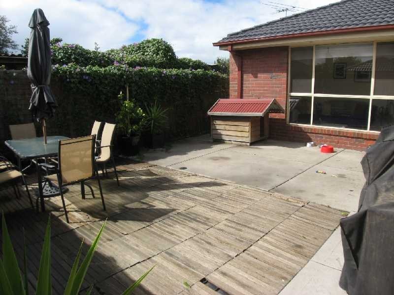 2/11 Stenhouse Avenure, Brooklyn VIC 3012