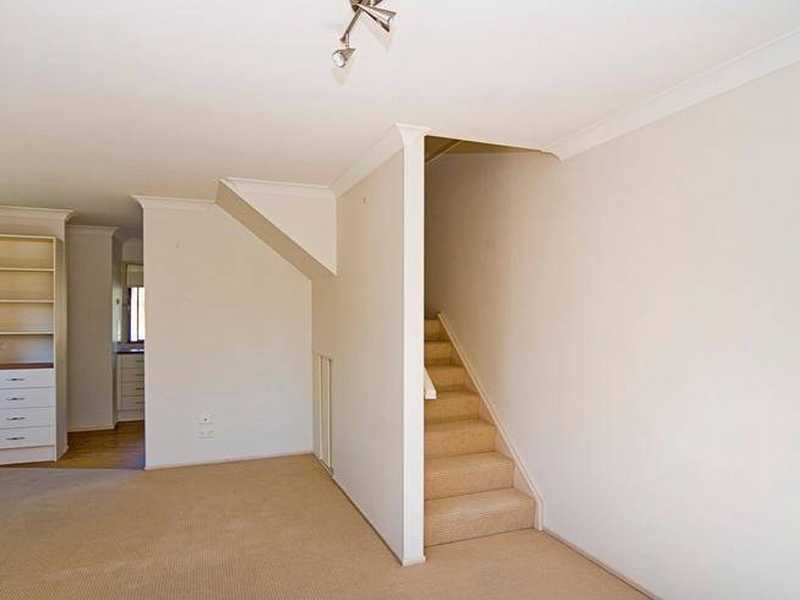 Unit 2/46 46 Walton Street, Southport QLD 4215