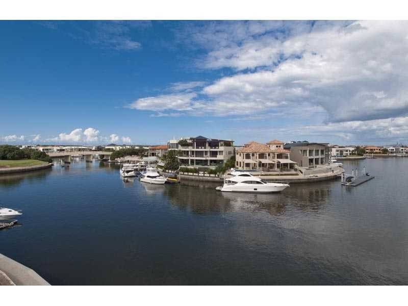 26 Hampton Court, Sovereign Islands QLD 4216
