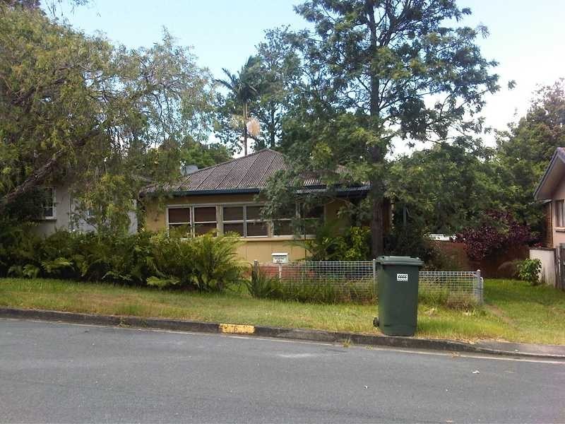 6 Barton Avenue, Southport QLD 4215