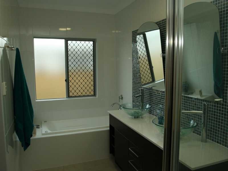 11 Hillock Crescent, Bushland Beach QLD 4818