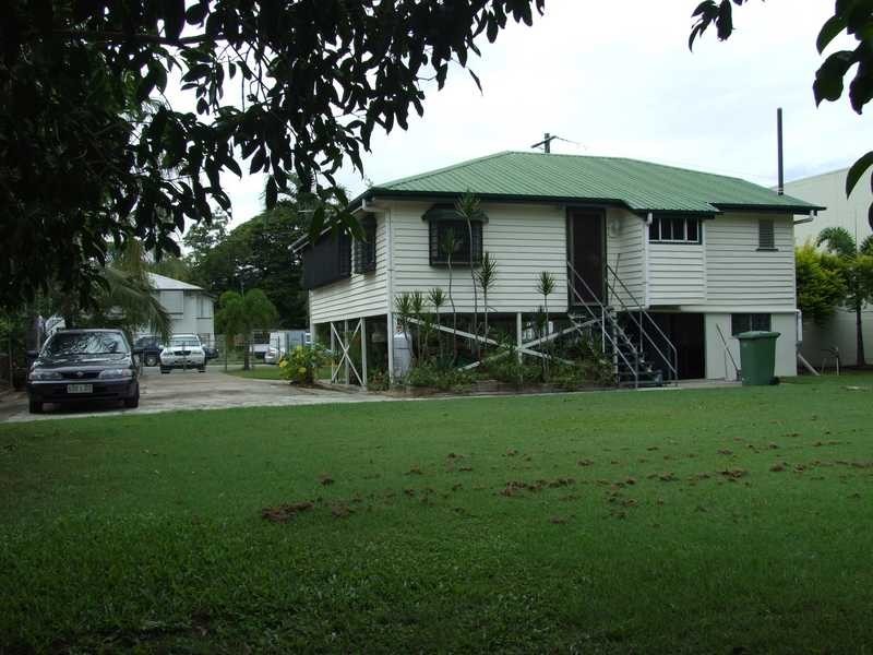 34 Townsville Street, West End QLD 4810