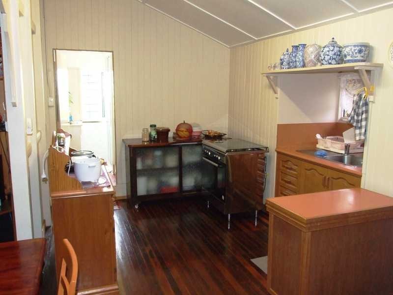 34 Townsville Street, West End QLD 4810