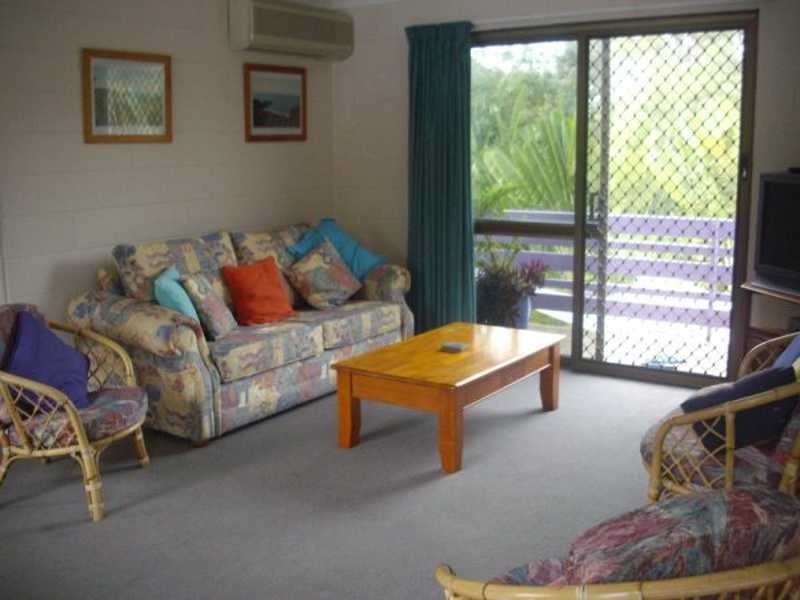 2/4 Endeavour Road, Magnetic Island QLD 4819