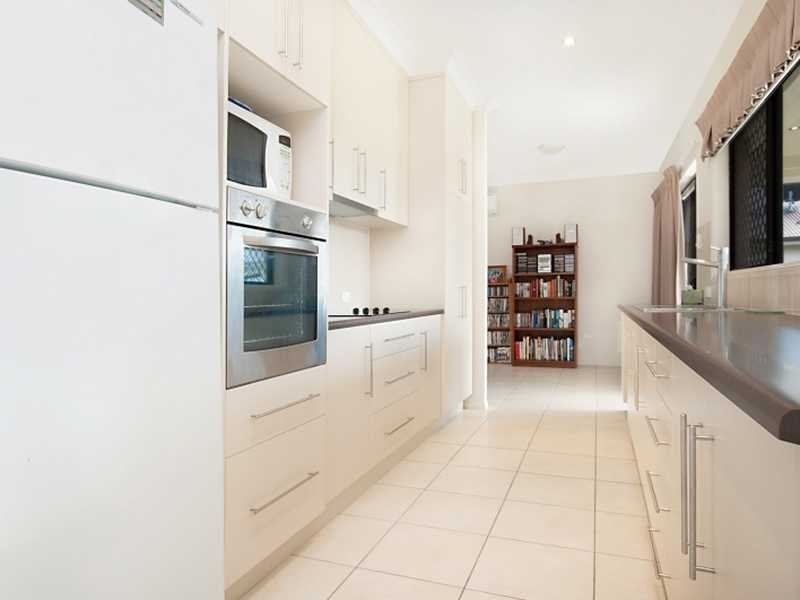 4 Bluff Street, Bushland Beach QLD 4818