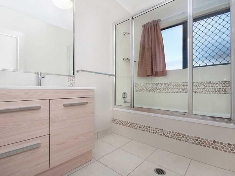 4 Bluff Street, Bushland Beach QLD 4818