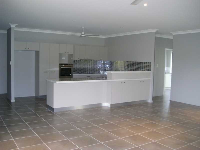 16 Hillock Crescent, Bushland Beach QLD 4818