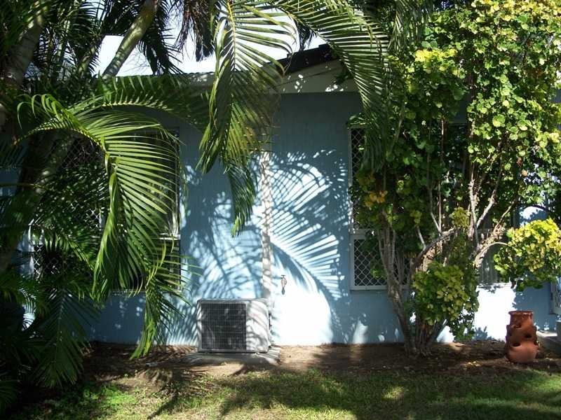 Unit 2/18 Redpath Street, North Ward QLD 4810