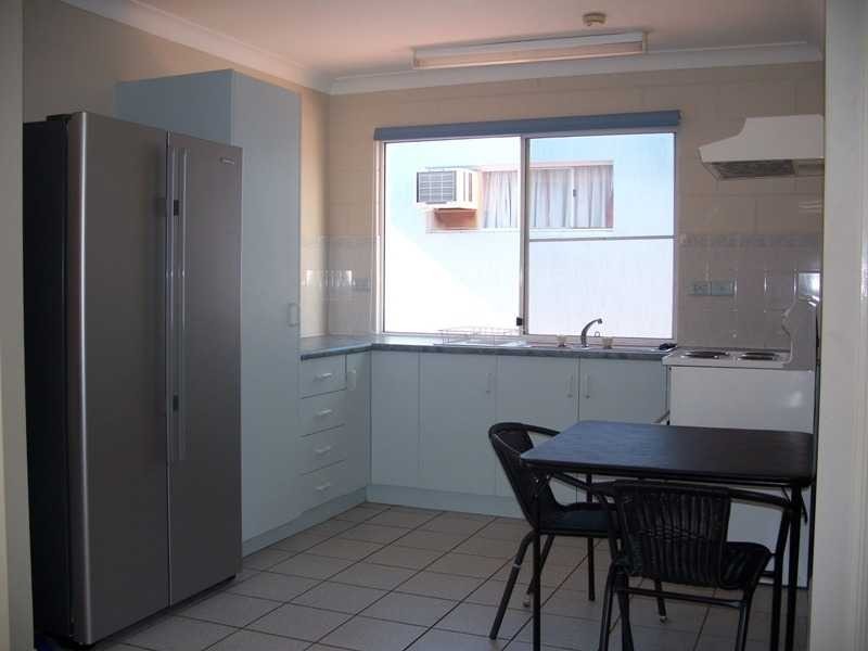 Unit 2/18 Redpath Street, North Ward QLD 4810