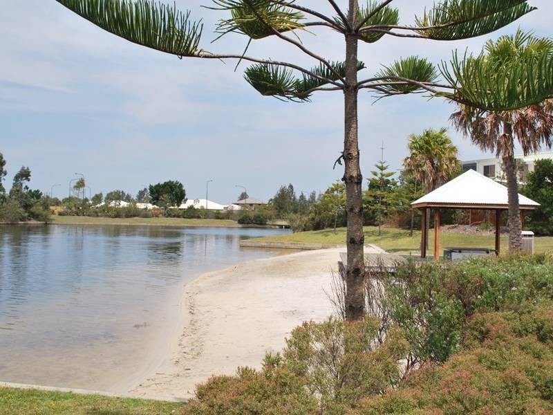 18 Bellanboe Circuit, Pelican Waters QLD 4551