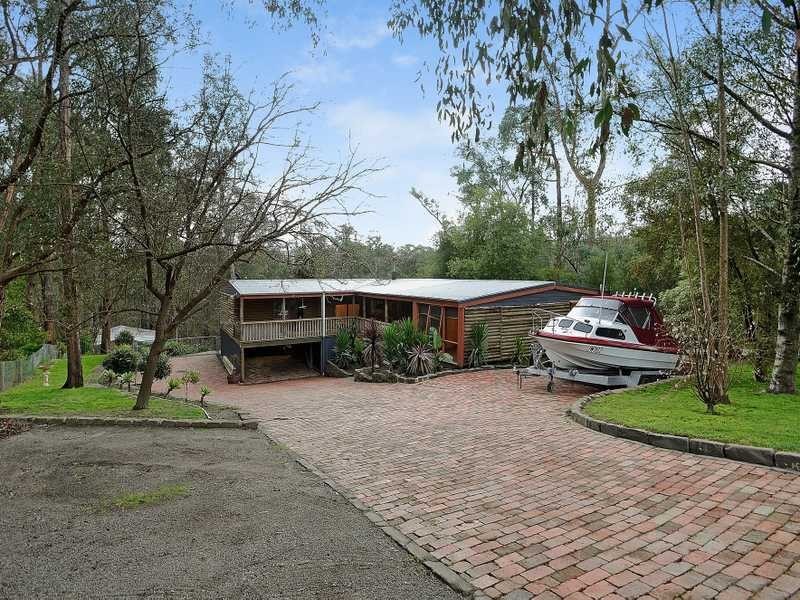 4 Hillcrest Court, Cockatoo VIC 3781