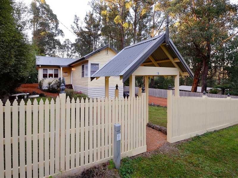 16 Amphlett Avenue, Cockatoo VIC 3781