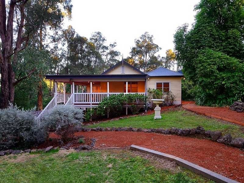 16 Amphlett Avenue, Cockatoo VIC 3781