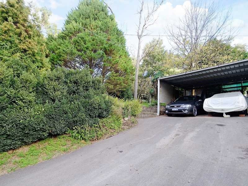 8 Haylock Avenue, Cockatoo VIC 3781