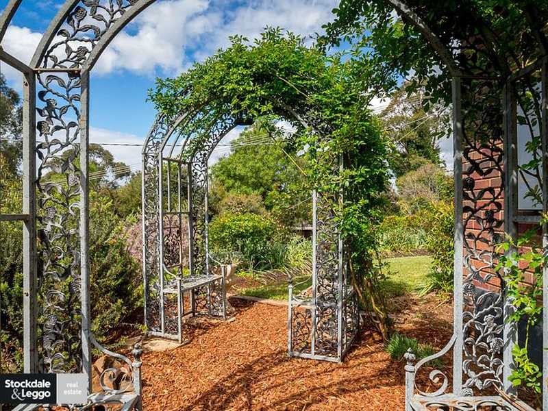 1 Birdwood Avenue, Cockatoo VIC 3781