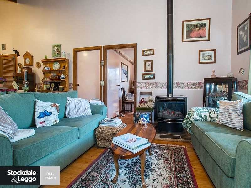 3 First Avenue, Cockatoo VIC 3781