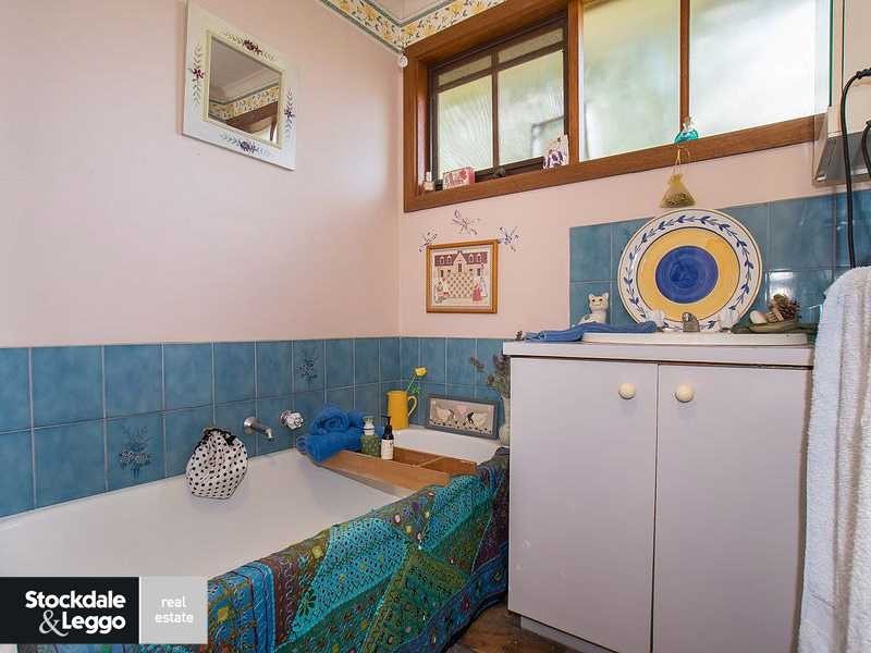 3 First Avenue, Cockatoo VIC 3781