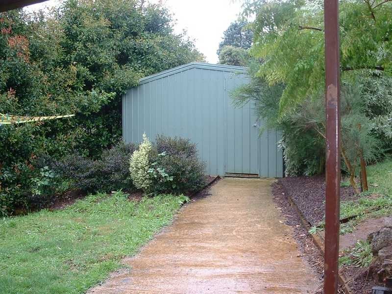 8 Christians Avenue, Avonsleigh VIC 3782