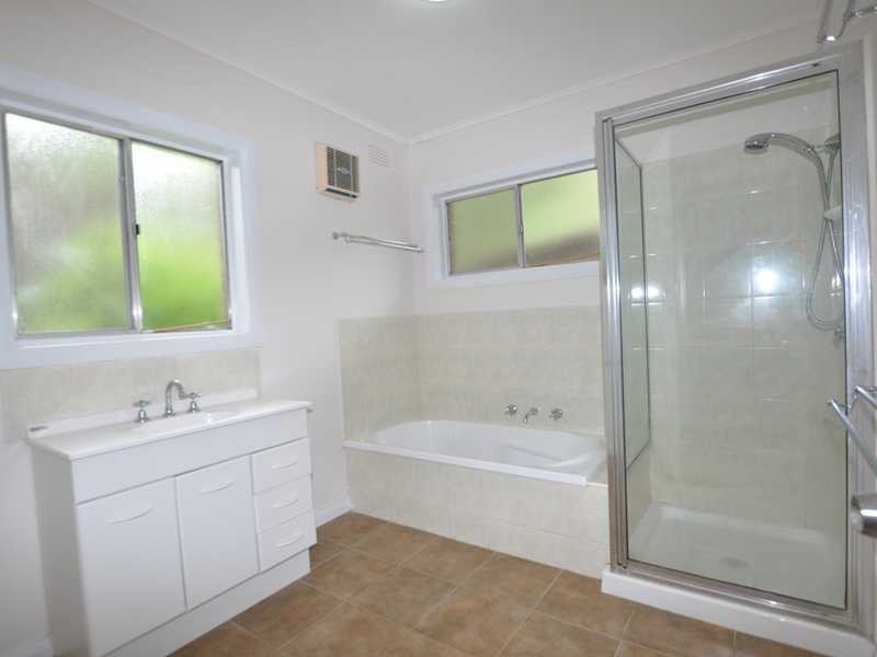 21 Alexander Avenue, Cockatoo VIC 3781