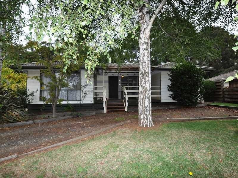 17 Kitchener Parade, Cockatoo VIC 3781