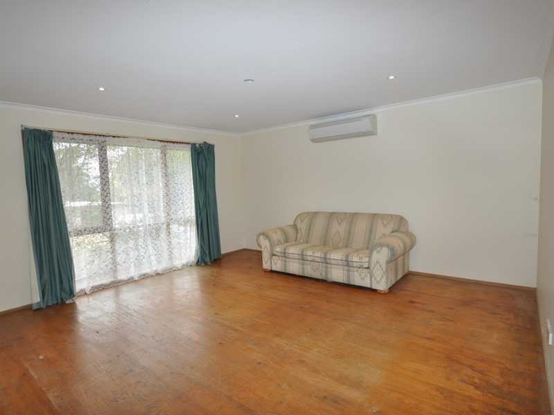 17 Kitchener Parade, Cockatoo VIC 3781