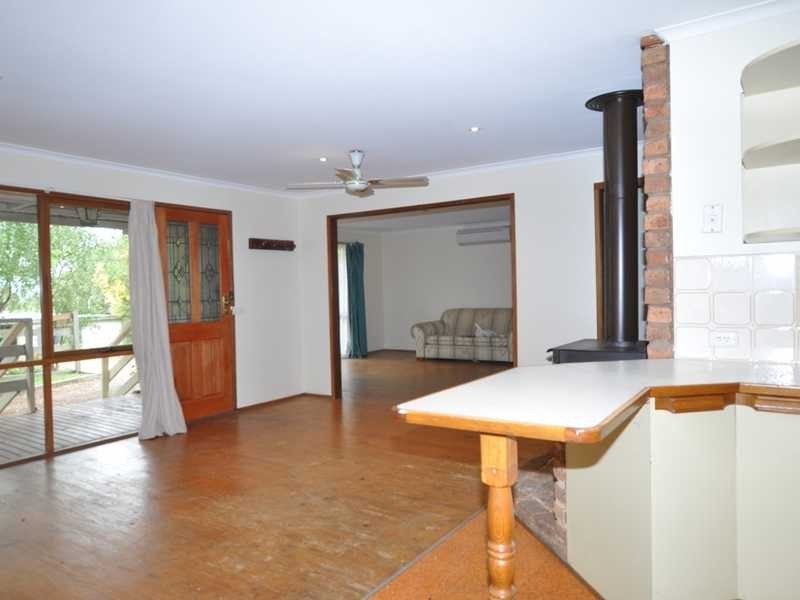 17 Kitchener Parade, Cockatoo VIC 3781