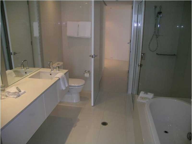 7 Hamilton Avenue, Broadbeach QLD 4218