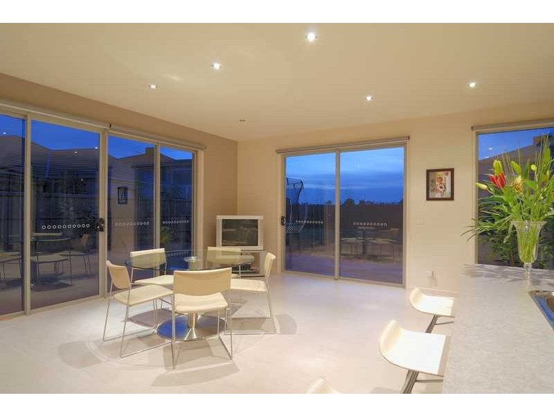 8 Lake King Circle, Waterways VIC 3195