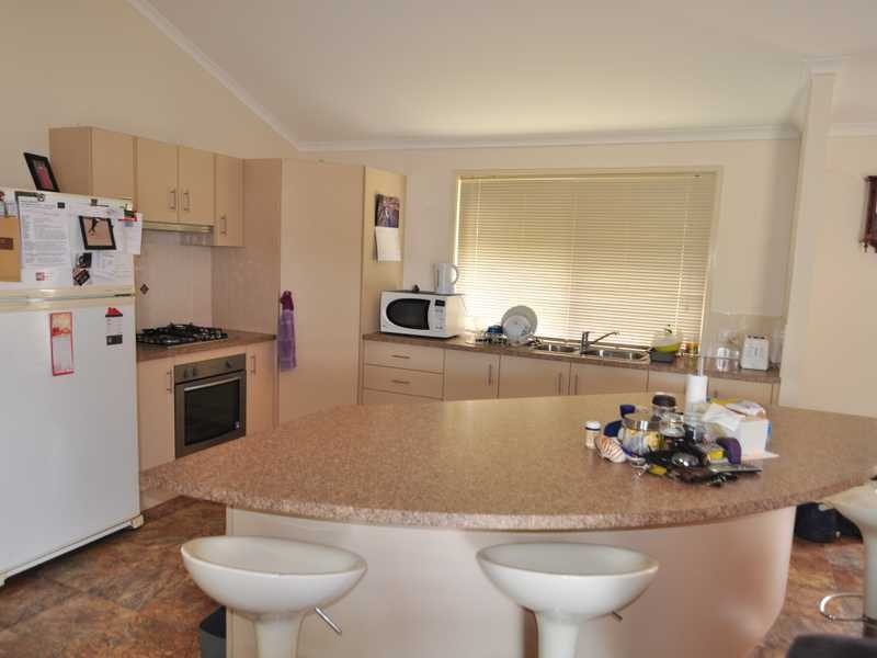 40 Canberra Avenue, Cooloola Cove QLD 4580