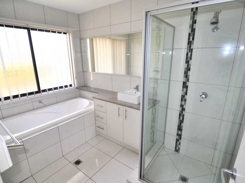 2 Creekside Esplanade, Cooloola Cove QLD 4580